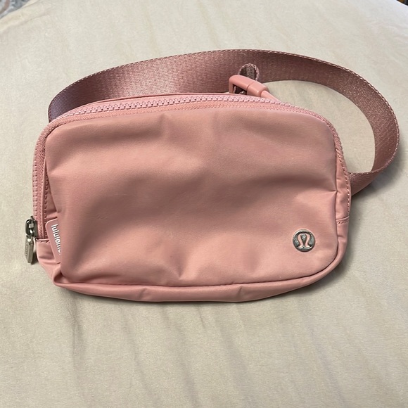 lululemon athletica Handbags - Lululemon Everywhere Belt Bag